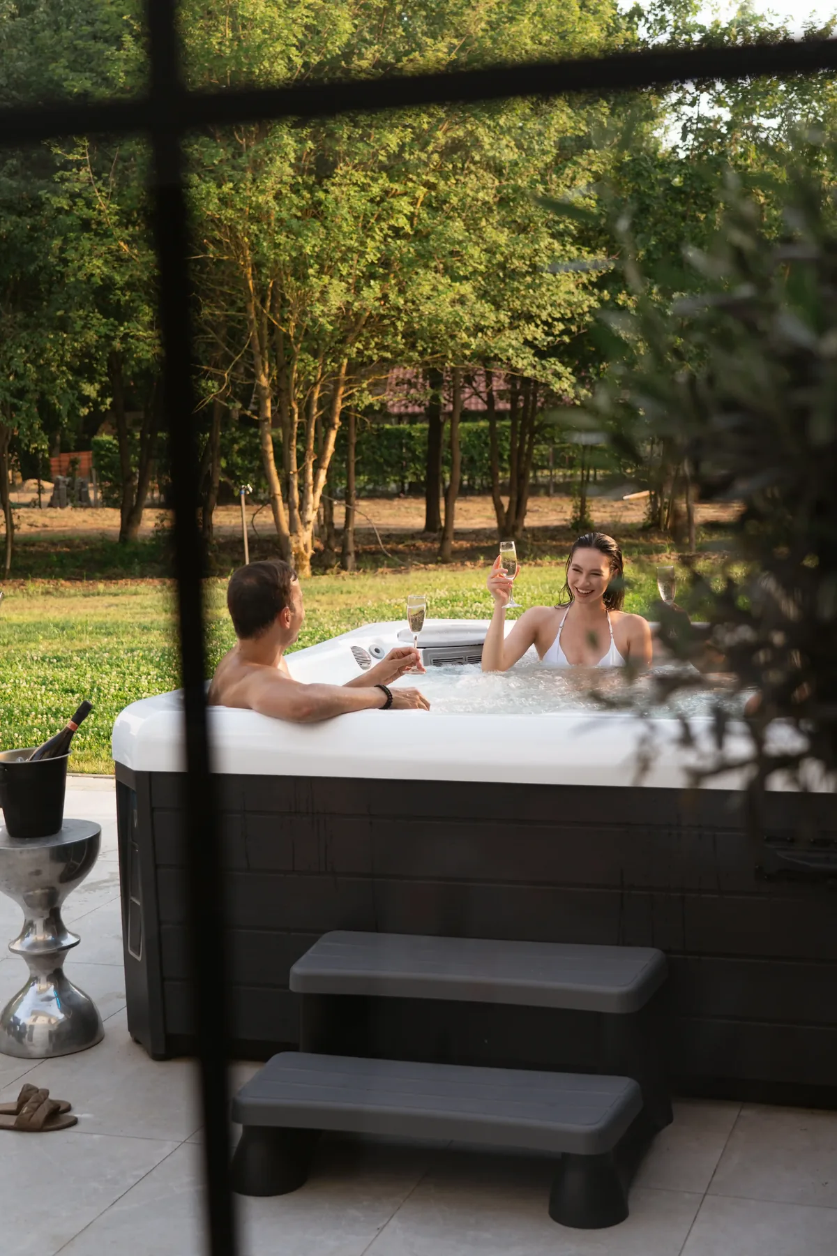 Kültéri jacuzzi a kert felé, nyári délutánon